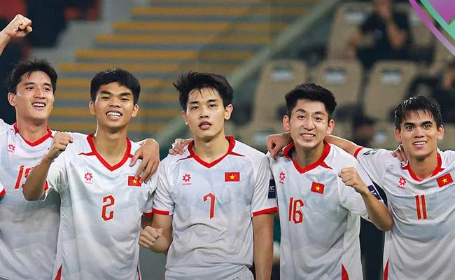 Sân tennis với vợt và bóng, đại diện cho cá cược tennis